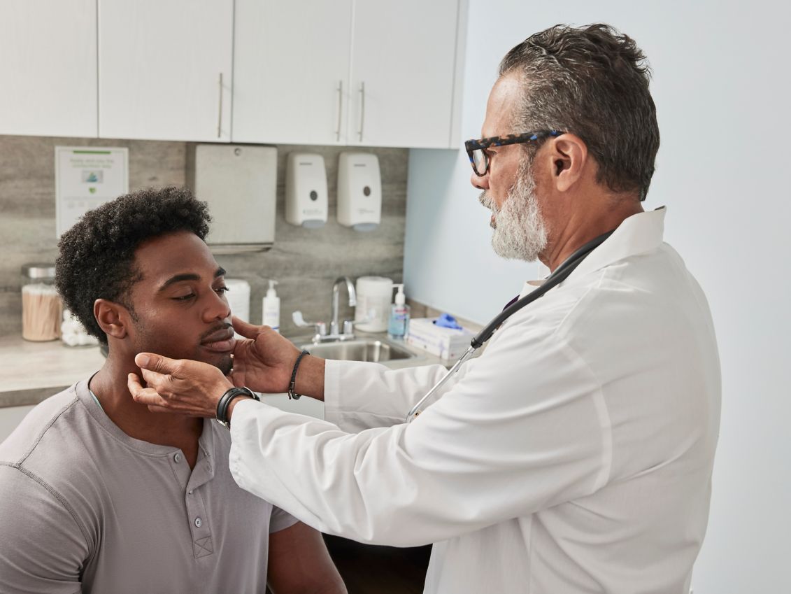 Healthcareprovider examining a patient