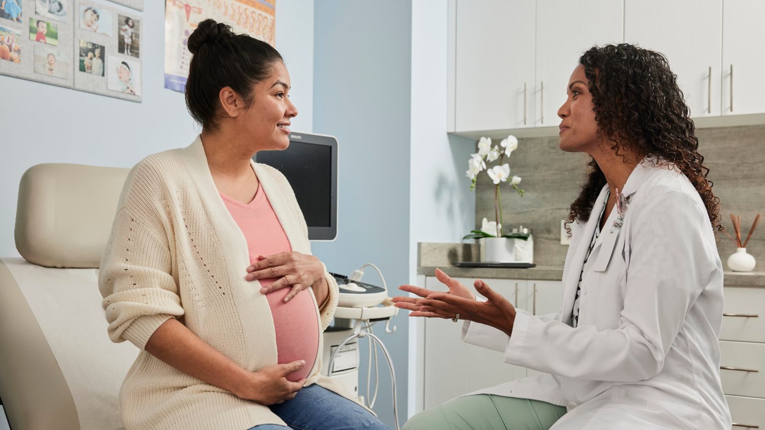 Pregnant woman talking with OBGYN
