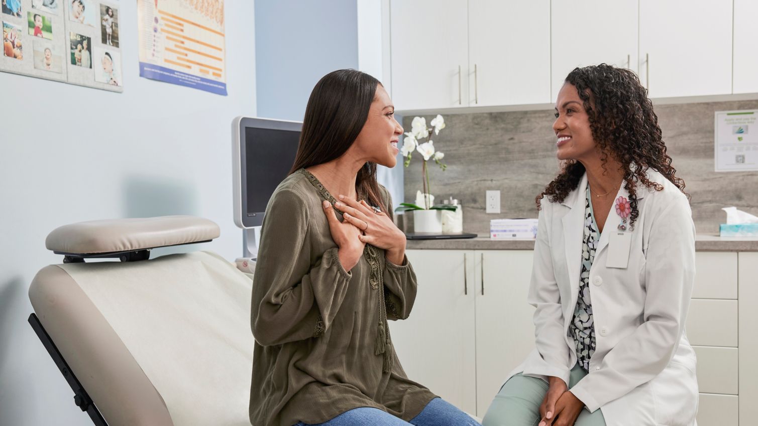 Pregnant woman talking with OBGYN