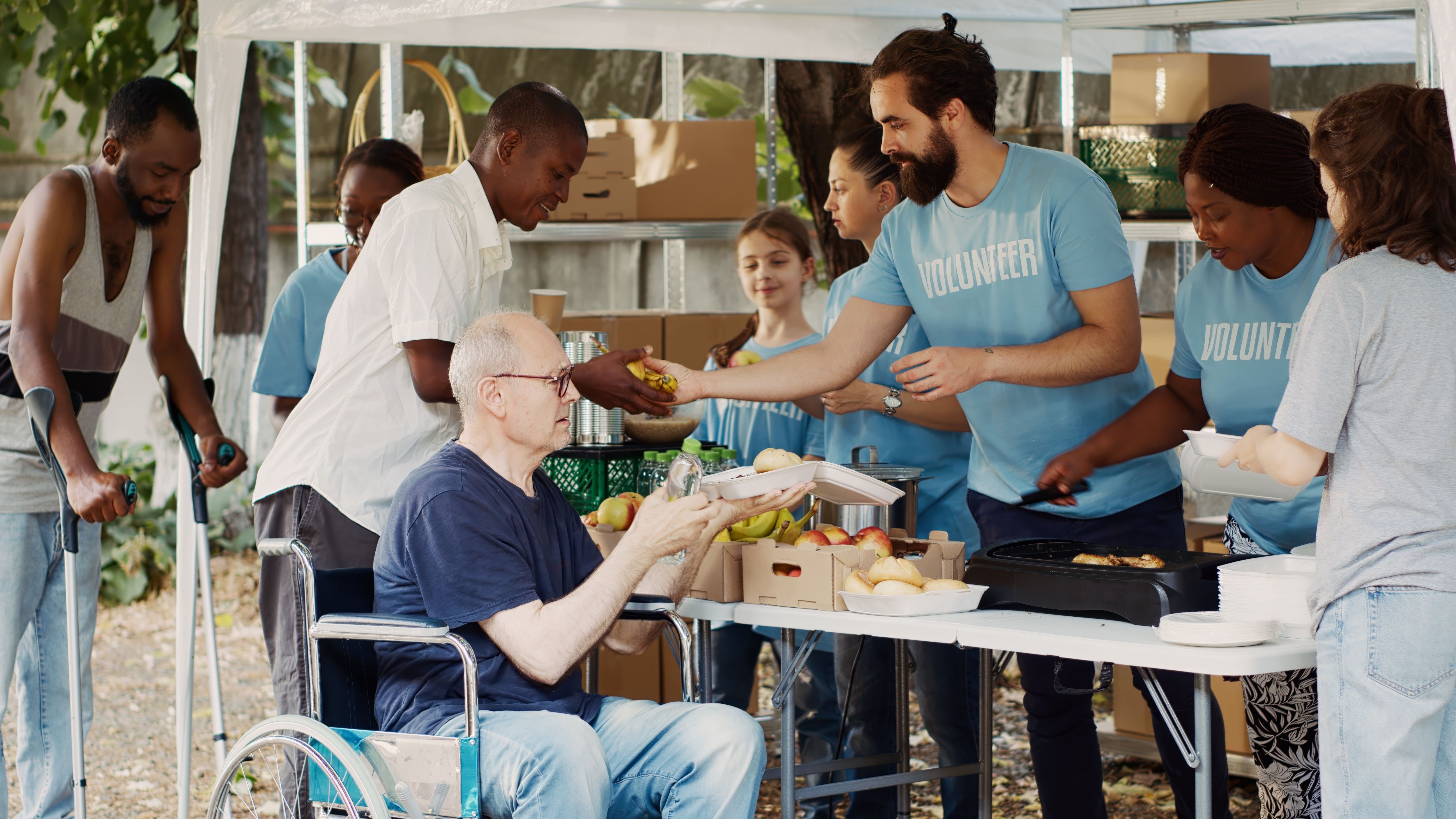 Comida caliente para personas de escasos recursos​​  