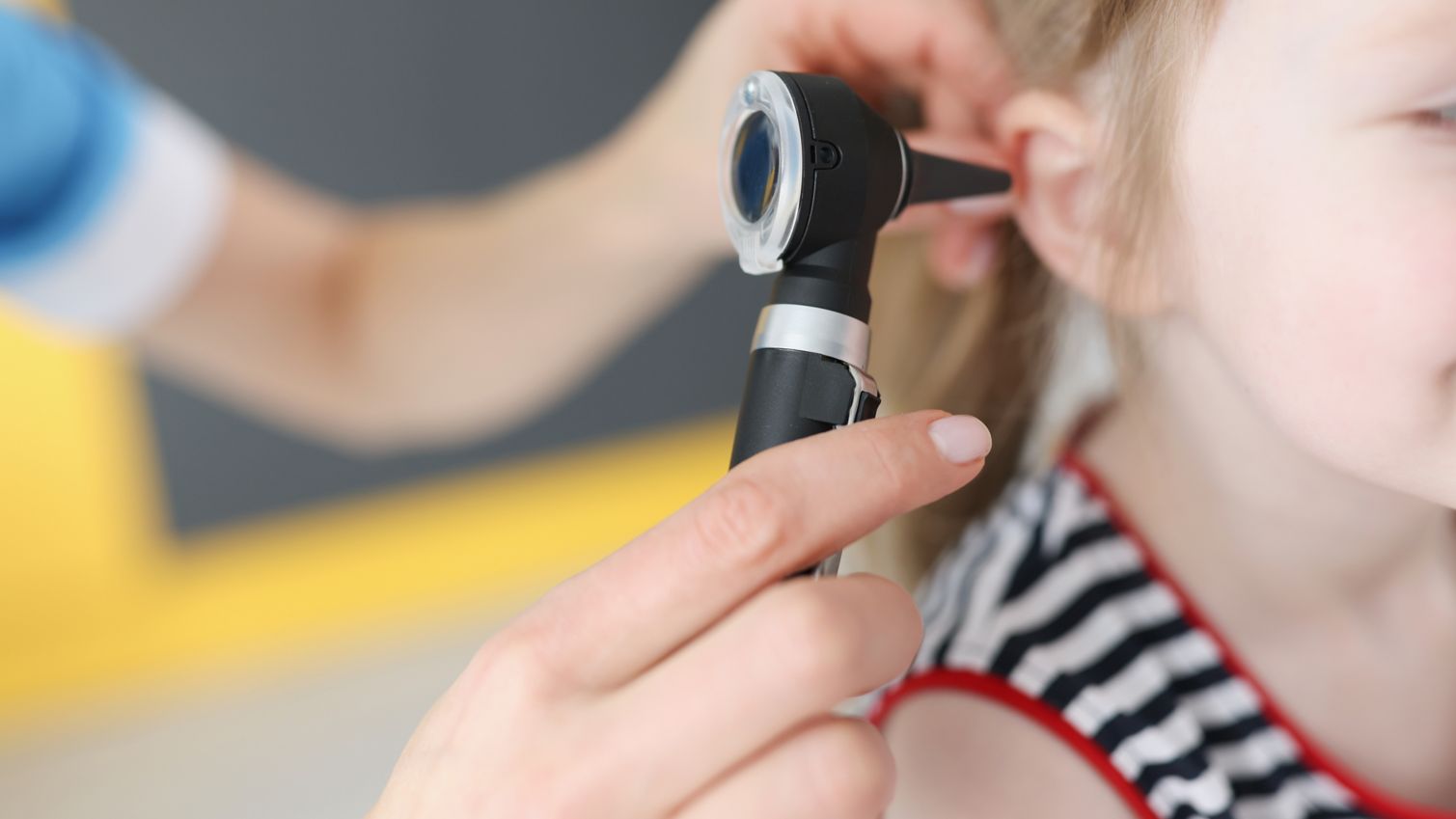 Medicaid doctor examines a young girl’s ear